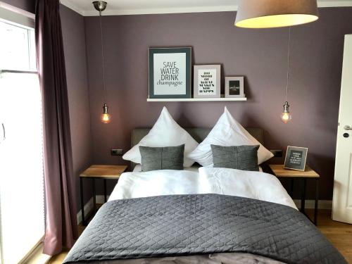 アウリッヒにあるBoutique Hotel Lindenhof, Bed & Breakfastの紫の壁のベッドルーム1室(大型ベッド1台付)