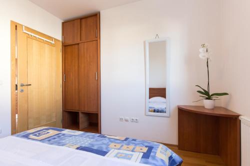Postel nebo postele na pokoji v ubytování Apartments Isabela Punat by El-Pi Tours