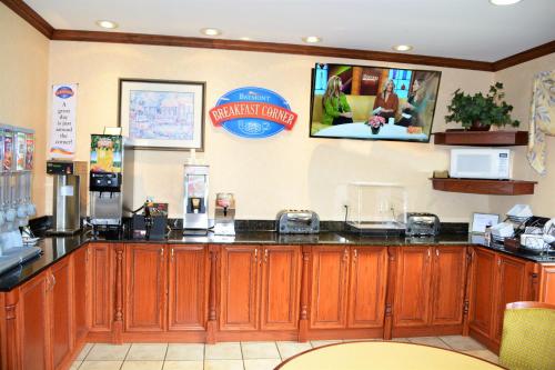 Příslušenství pro přípravu čaje a kávy v ubytování Baymont by Wyndham Waterford/Burlington WI