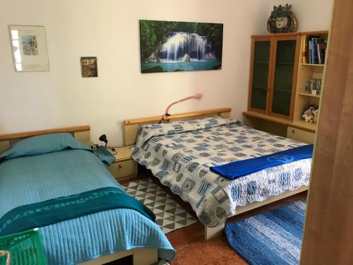 - une chambre avec 2 lits et une cascade sur le mur dans l'établissement Villa Gisira, à Augusta