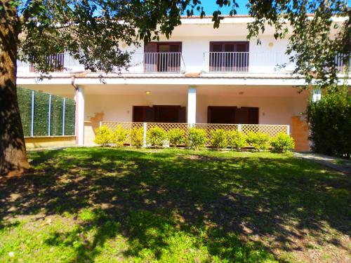 a house with a green lawn in front of it at Missipezza Residence a Frassanito in Alimini