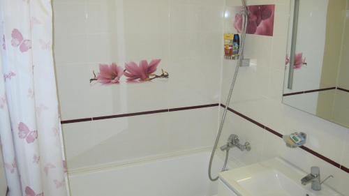 Kylpyhuone majoituspaikassa Apartment "Ostrova"