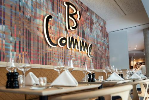a restaurant with a sign that says dining on the wall at Martin's All Suites in Louvain-la-Neuve