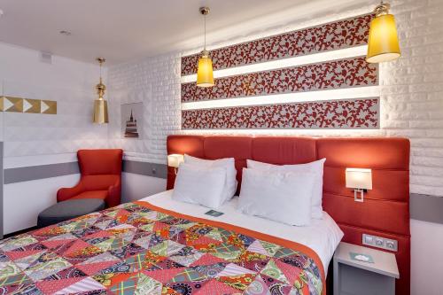 سرير أو أسرّة في غرفة في فندق فيغا إزمايلوفو آند كونفينشين سنتر