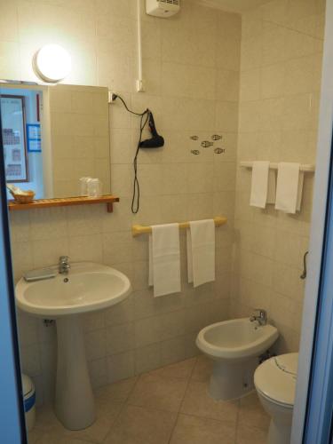 uma casa de banho com um lavatório e um WC em hotel albatros em Arenzano