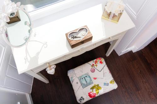 a white table with a mirror and a pillow at Edinburgh Near Centre Luxury Apartment in Edinburgh