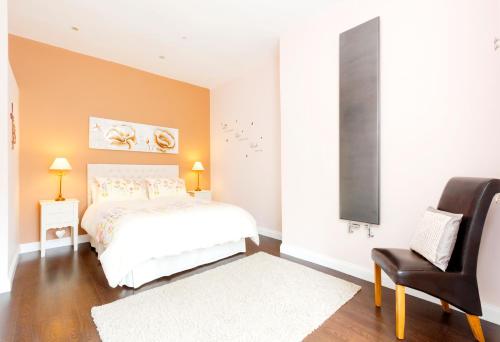 מיטה או מיטות בחדר ב-Edinburgh Near Centre Luxury Apartment