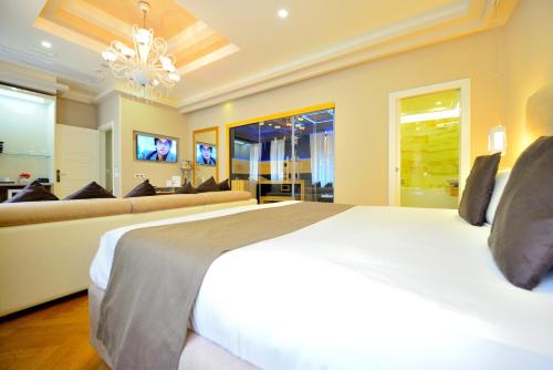 Tempat tidur dalam kamar di Terrazza Marco Antonio Luxury Suite