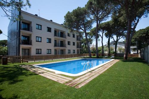 una piscina en un patio junto a un edificio en SG Marina 54 Apartments, en Castelldefels