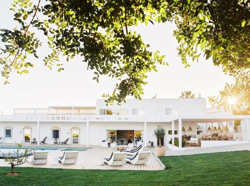 Casa blanca con piscina y patio en Conversas de Alpendre, en Vila Nova de Cacela