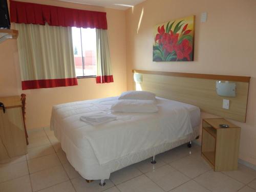 Un pat sau paturi într-o cameră la Al-Manara Hotel