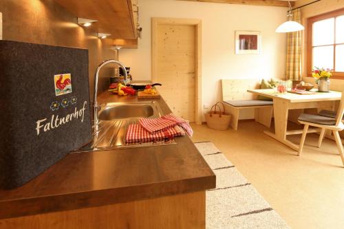 Una cocina o cocineta en Faltnerhof