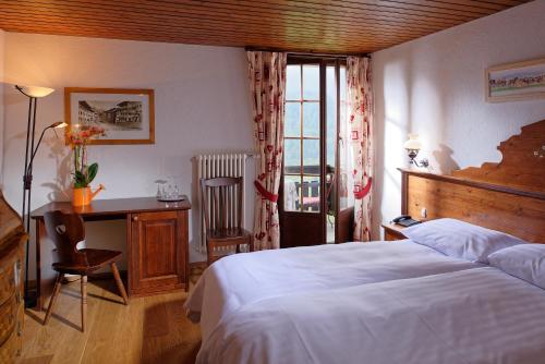 Llit o llits en una habitació de Hôtel de Gruyères
