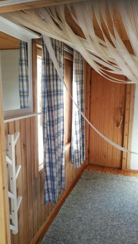 HuhusにあるILO107のカーテンと窓のある部屋