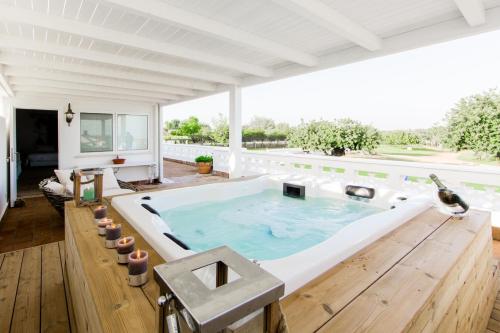 a large jacuzzi tub in a living room at Conversas de Alpendre in Vila Nova de Cacela