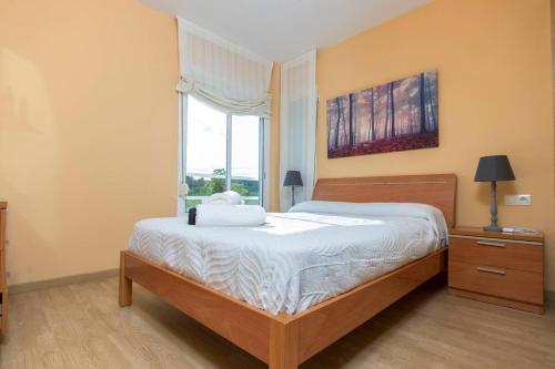 A bed or beds in a room at Comfort home Calafell