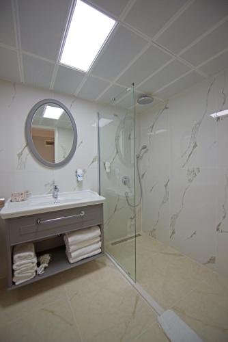 Ένα μπάνιο στο Motto Premium Hotel&Spa