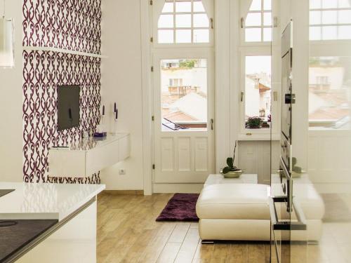 - un salon avec une porte blanche et un canapé blanc dans l'établissement Basilica Apartments, à Budapest