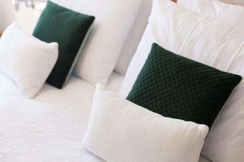two green and white pillows on a bed at De Oude Pastorie Macharen in Macharen