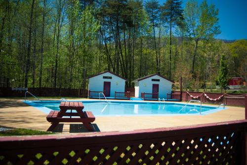 المسبح في Country Hideaway at Mountain Lakes Resort أو بالجوار