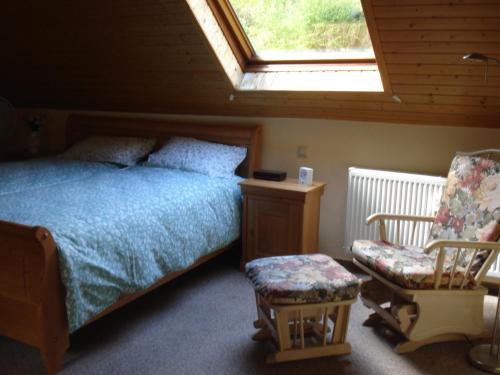 Un dormitorio con una cama y una ventana y una silla. en Ferienwohnung Lydia, en Traben-Trarbach