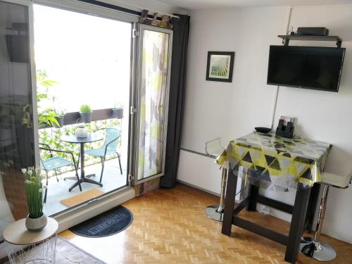 Televisyen dan/atau pusat hiburan di Le Parisien T1Antony-Berny by Beds4Wanderlust - 35m2 avec Balcon - Aéroport Orly 5miles - Train Station RER B ORLYVAL 1mile