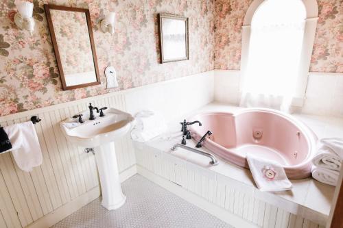 Ένα μπάνιο στο Round Barn Farm B & B Event Center