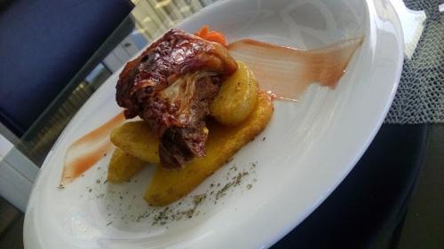 ein Teller mit Essen mit Nudeln und Fleisch darauf in der Unterkunft Villa Grand Bitola in Bitola