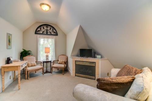 a living room with a couch and a fireplace at Winchester Inn in Ashland