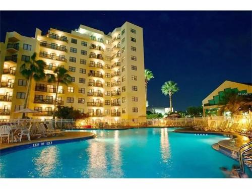 una gran piscina frente a un gran edificio en Enclave Apartments at International Drive, en Orlando