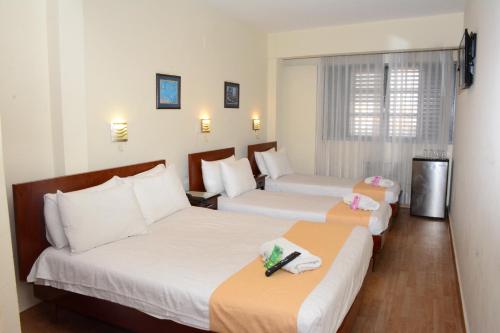 Postel nebo postele na pokoji v ubytování La Siesta Hotel