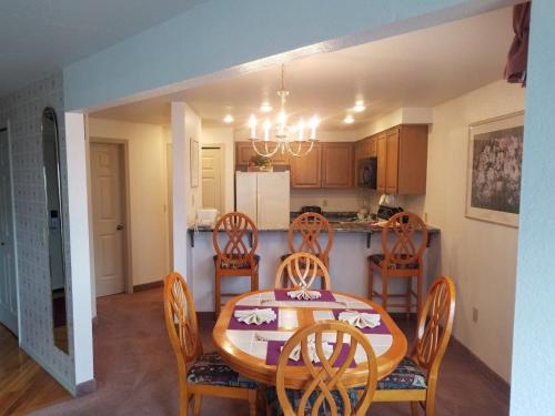 een keuken en eetkamer met een tafel en stoelen bij Schooner Landing in Newport