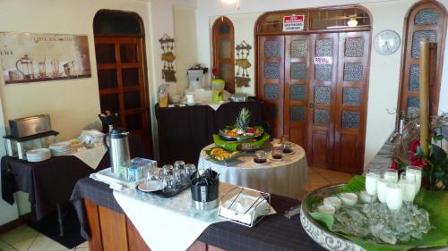 Una habitación con dos mesas y un mostrador con comida. en Hotel Villa Romantica, en Manuel Antonio