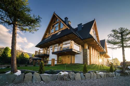 una casa de madera con techo de gambrel en Rezydencja Zakopiańska, en Zakopane