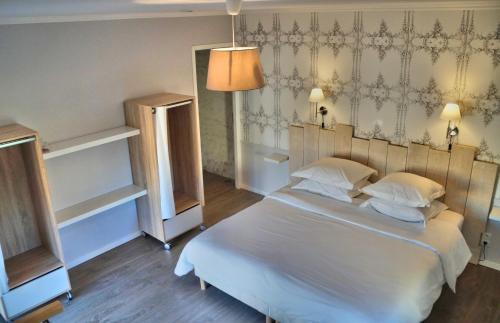Braud-et-Saint-LouisにあるVilla l'estuaire Gîteのベッドルーム(白い大型ベッド、白い枕付)