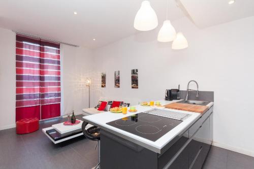 une cuisine avec un évier et un plan de travail dans l'établissement Manhattan 2 pièces 3 étoiles lumineux plein centre à 5mn des plages et palais, à Cannes
