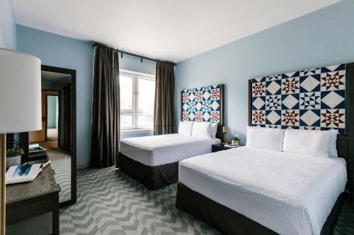 Säng eller sängar i ett rum på Mount Royal Hotel