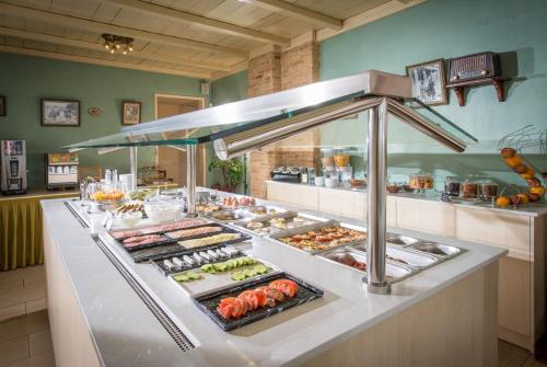 een buffet met veel verschillende soorten eten bij Lofos Apartments in Chersonissos