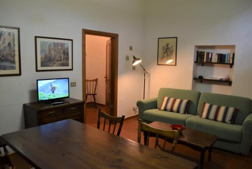 a living room with a couch and a table at Agriturismo Le Case di San Vivaldo in Montaione