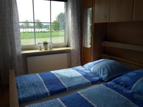 Een bed of bedden in een kamer bij FeWo am Pohlsee