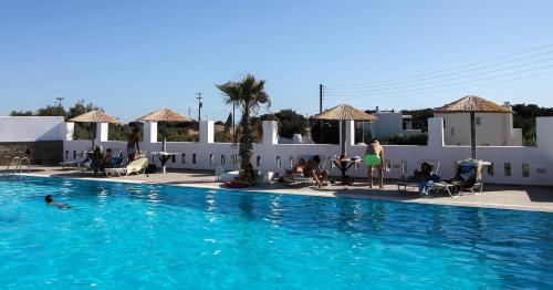 Πισίνα στο ή κοντά στο Villa Faros Luxury Apartments & Suites