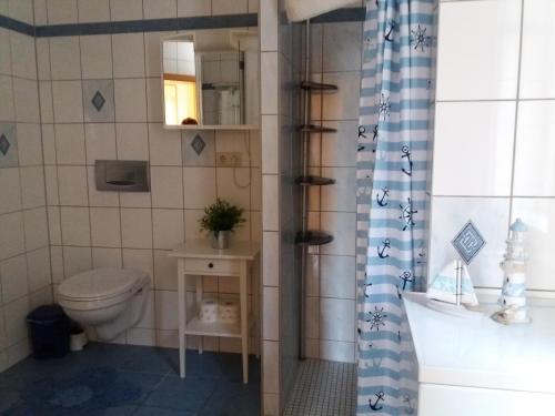 Een badkamer bij FeWo am Pohlsee