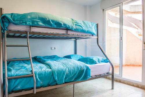 デニアにあるApartamento en Denia Fusterの窓付きの部屋の二段ベッド1台分です。