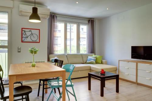 uma sala de estar com um sofá e uma mesa em Apartamentos San Lázaro 2 em Saragoça