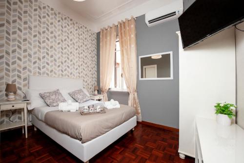 um quarto com uma cama e uma janela em Arie Romane Guesthouse em Roma