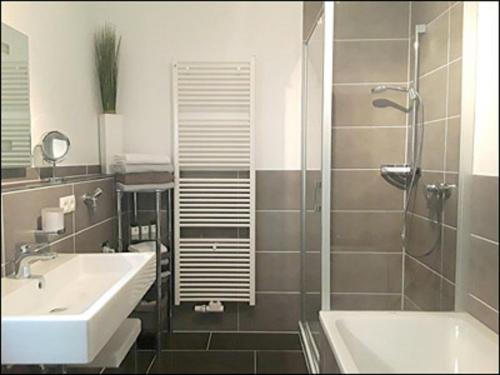een badkamer met een wastafel en een douche bij Ferienwohnung Bieniussa in Gemünden