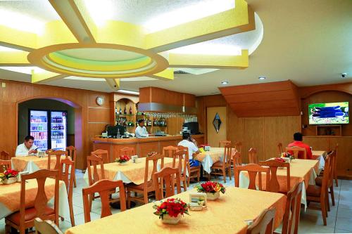 - un restaurant avec des tables dans l'établissement Hotel Madrid Minatitlán, à Minatitlán