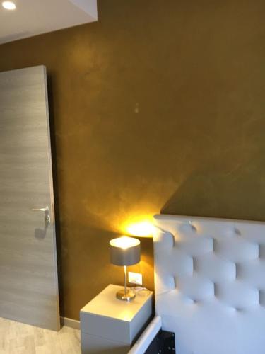 a bed room with a lamp on a table at B&B Da Peo in Porto San Giorgio