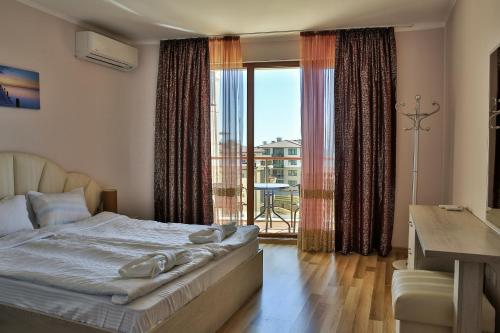 מיטה או מיטות בחדר ב-Al Rial Beach Apartments