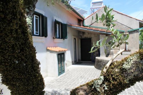 uma vista para um edifício com um pátio em Casa da Maria Moca em Fátima